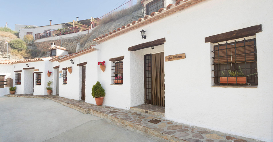 Fachada completa de las tres casas cueva en alquiler en Castilléjar